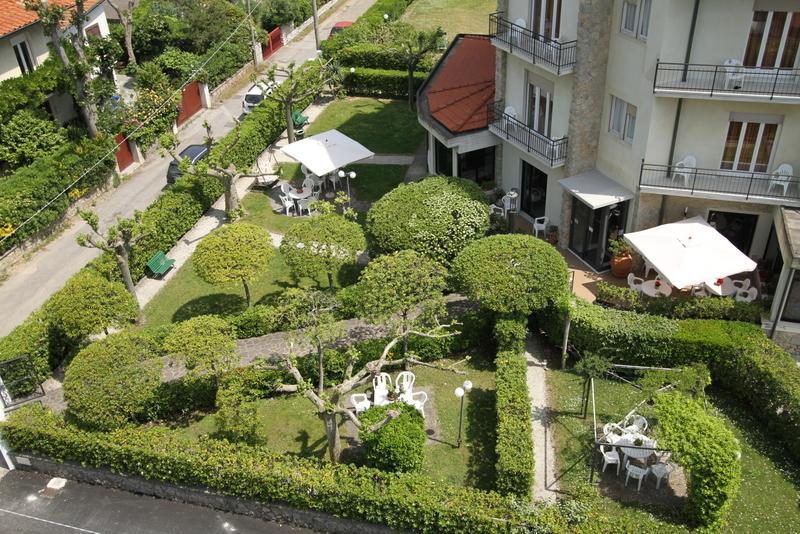 Hotel Montecarlo Лидо Ди Камайоре Екстериор снимка