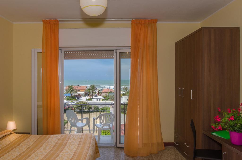 Hotel Montecarlo Лидо Ди Камайоре Екстериор снимка