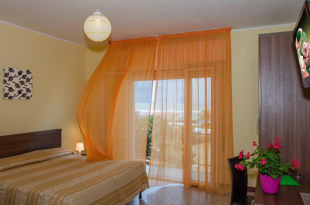 Hotel Montecarlo Лидо Ди Камайоре Екстериор снимка
