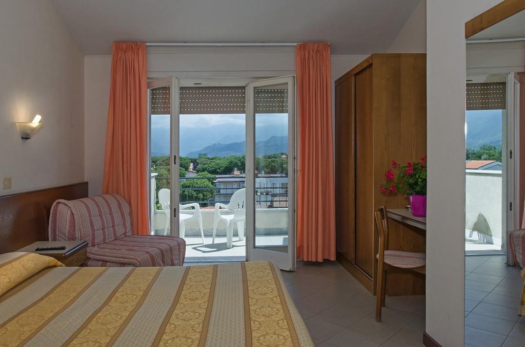 Hotel Montecarlo Лидо Ди Камайоре Екстериор снимка