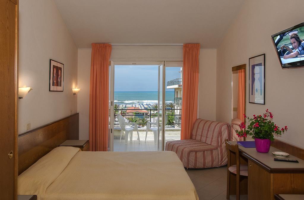 Hotel Montecarlo Лидо Ди Камайоре Екстериор снимка